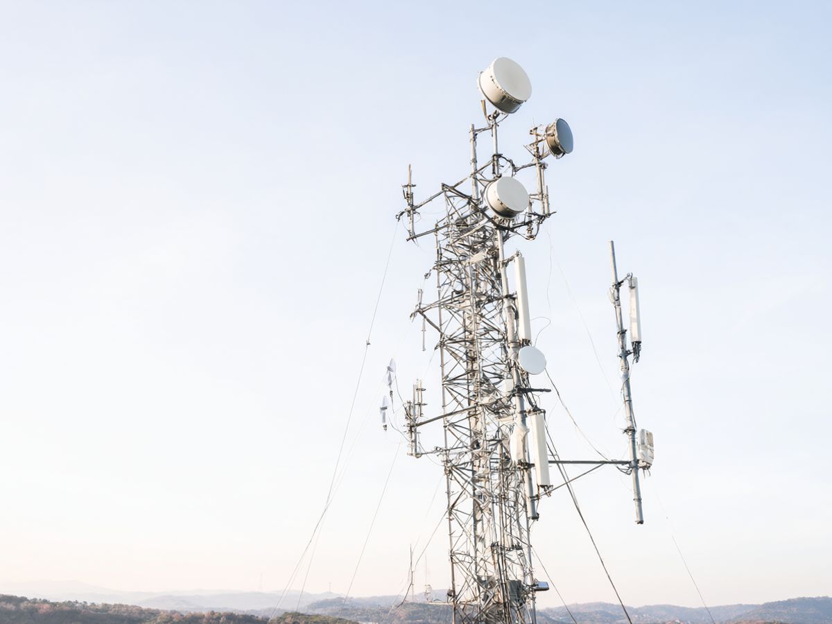 Antenski stub sa radio-relejnim linkovima u sumrak
